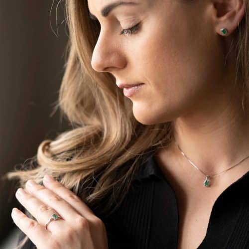 Ring i hvitt gull med diamant og smaragd 0,05 ct WSI - Bilde 2