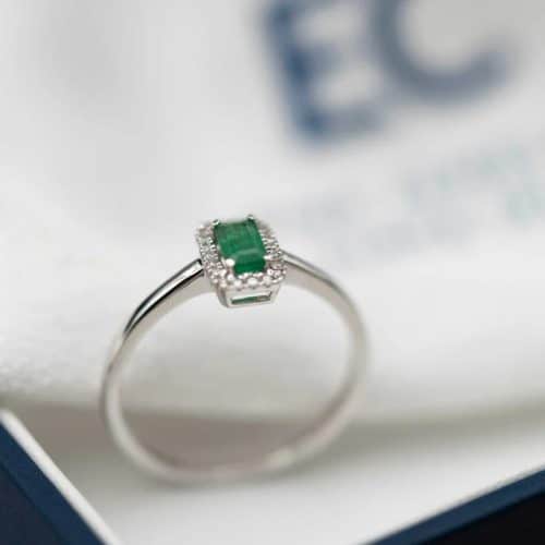 Ring i hvitt gull med diamant og smaragd 0,05 ct WSI - Bilde 3