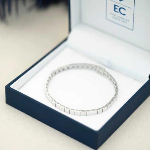 Alternative view of Delta armbånd i hvitt gull med diamant 0,10 ct TWSI