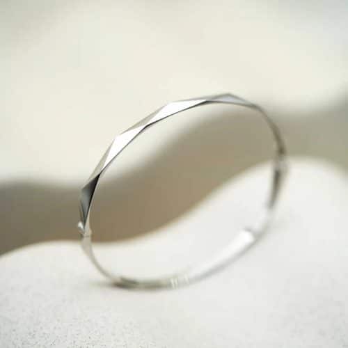 Alternative view of Fasett armring i hvitt gull