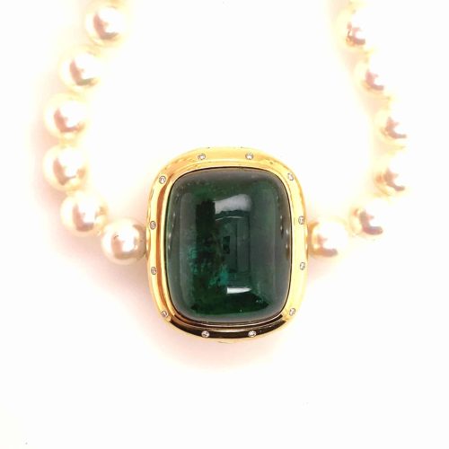 Perlekjede Akoya. 8,5-9 mm med turmalin/diamant lås