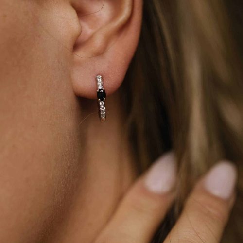 Alternative view of Gulldia Signatur Øreringer i sølv med sort zirkonia