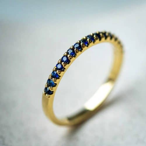 Alternative view of Rekkering i gult gull med safir