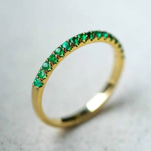 Alternative view of Rekkering i gult gull med smaragd