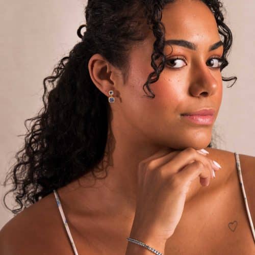 Alternative view of Macy øredobber i sølv med blå zirkonia