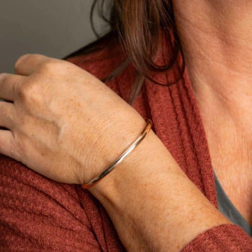 Alternative view of Armring i gull massiv 4 mm