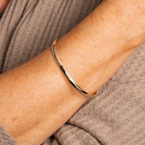 Alternative view of Armring i gull massiv 6 mm