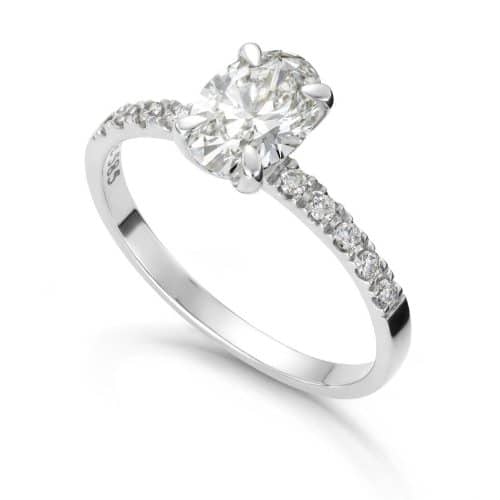 Ring Olivia i hvitt gull med oval midtstein og sidesteiner 0,42ct TWSI