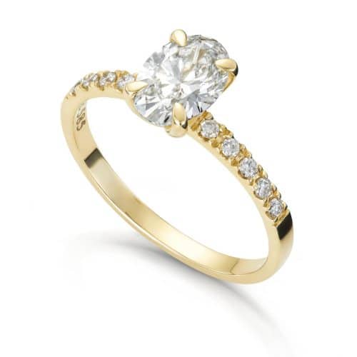 Ring Olivia i gult gull med oval midtstein og sidesteiner 0,62ct TWSI