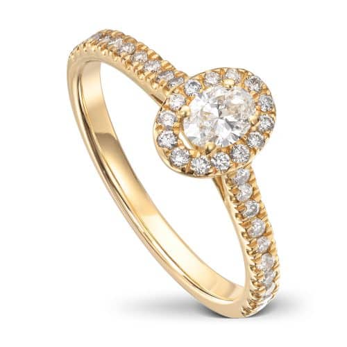 Diamantring i gult gull med Oval midsten, halo og sidestener 0,55 TW/SI