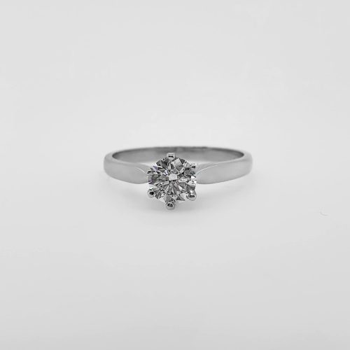 Hvitt gull enstens diamantring 0.61 ct.
