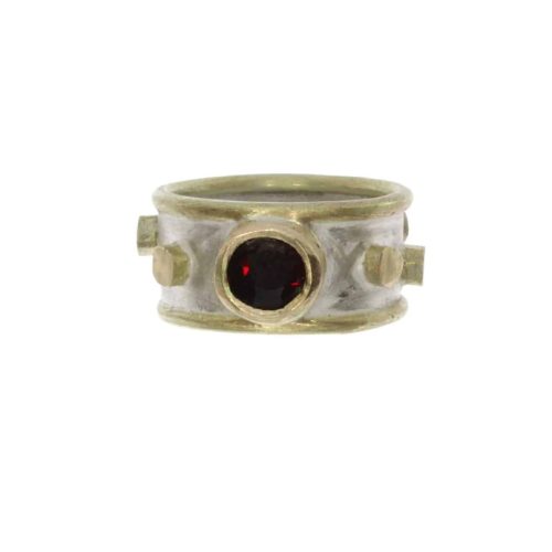 Rikke Harsheim - Bred ring med gullknotter og rund sten