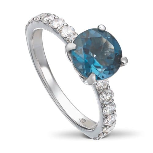 Hvitt gull ring med 14 diamanter 0,42 ct.  og London blue Topas